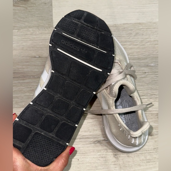 Adidas women’s sneaker size 9 - Picture 3 of 3